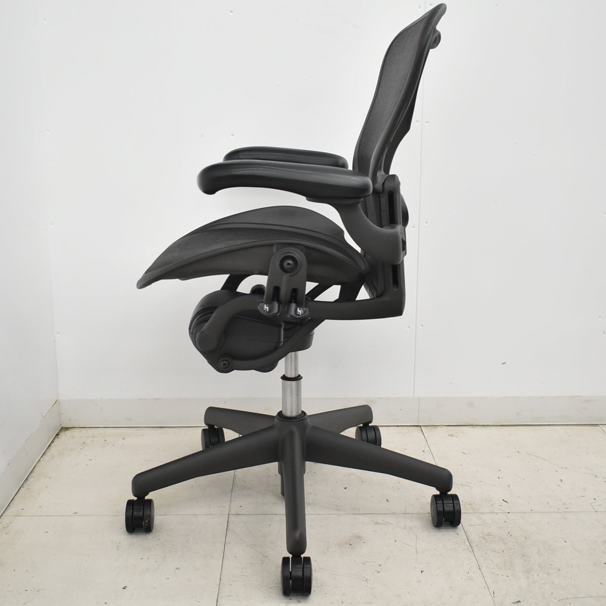 【中古】ハーマンミラー　アーロンチェア　Aサイズ　フル装備　ランバーサポート　ブラック　2025122205【中古オフィス家具】