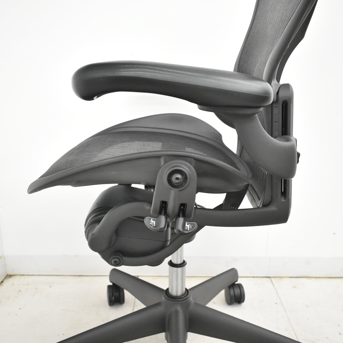 【中古】ハーマンミラー　アーロンチェア　Aサイズ　フル装備　ランバーサポート　ブラック　2025122205【中古オフィス家具】