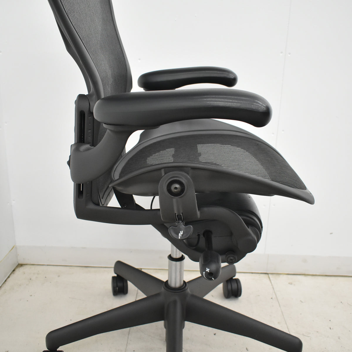 【中古】ハーマンミラー　アーロンチェア　Aサイズ　フル装備　ランバーサポート　ブラック　2025122205【中古オフィス家具】