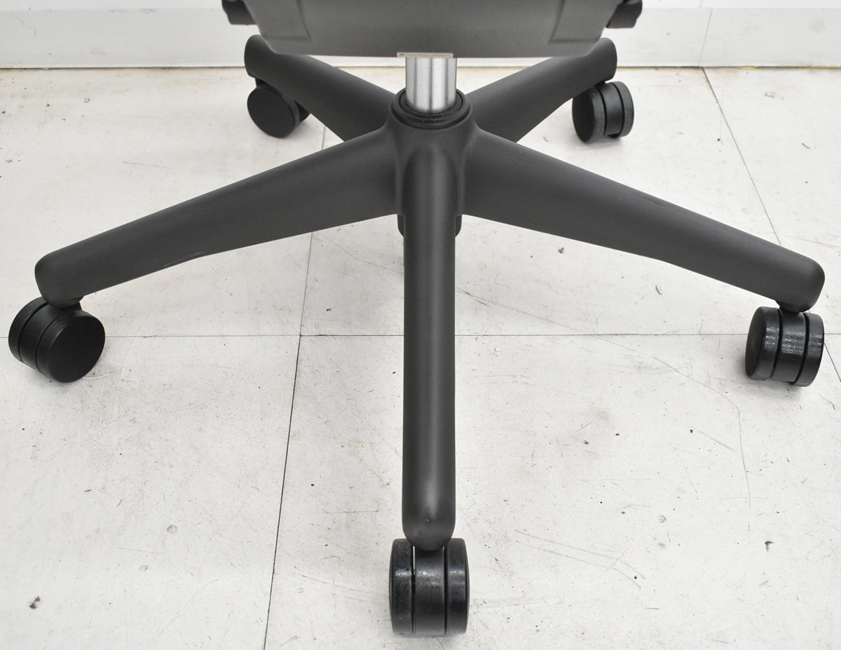 【中古】ハーマンミラー　アーロンチェア　Aサイズ　フル装備　ランバーサポート　ブラック　2025122206【中古オフィス家具】