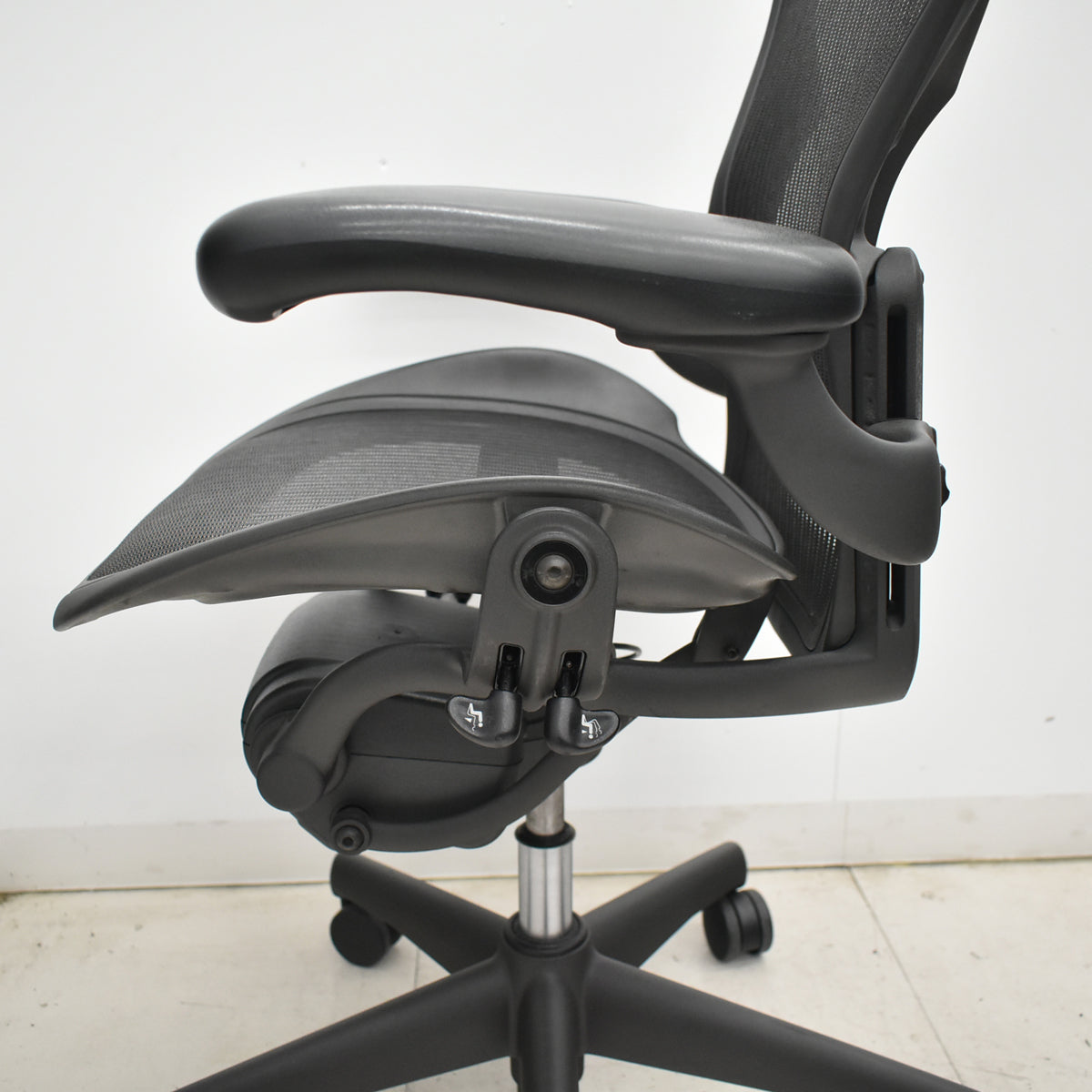 【中古】ハーマンミラー　アーロンチェア　Aサイズ　フル装備　ランバーサポート　ブラック　2025122206【中古オフィス家具】