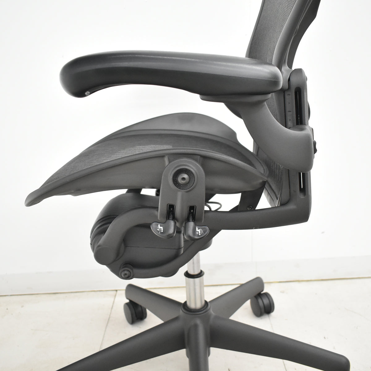 【中古】ハーマンミラー　アーロンチェア　Aサイズ　フル装備　ランバーサポート　ブラック　2025122301【中古オフィス家具】