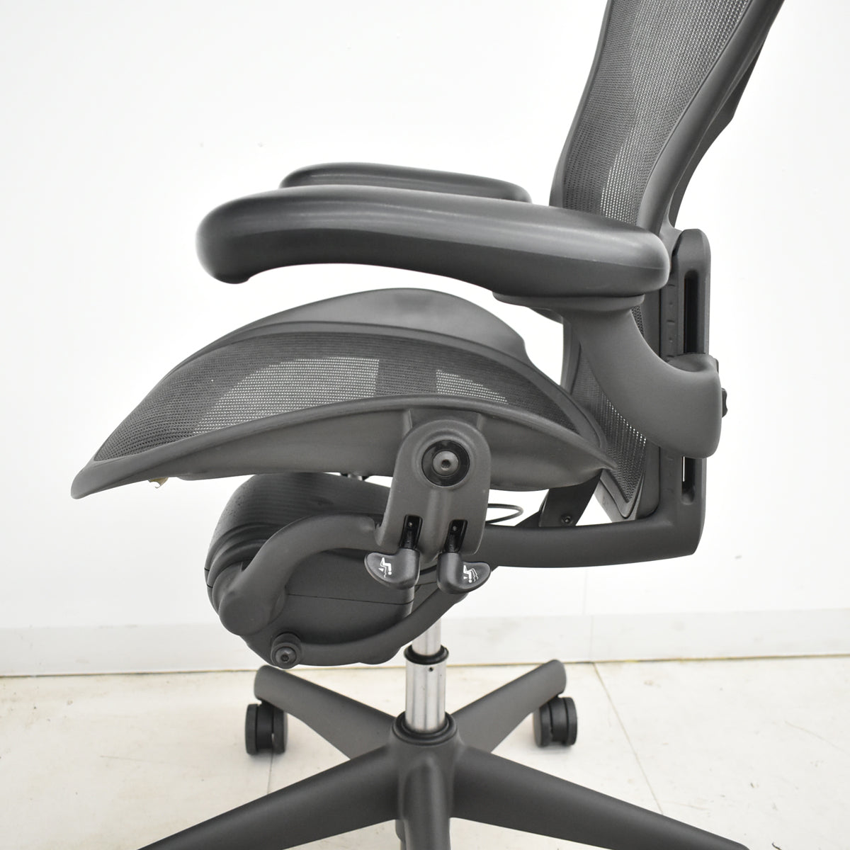 【中古】ハーマンミラー　アーロンチェア　Aサイズ　フル装備　ランバーサポート　ブラック　2025122302【中古オフィス家具】
