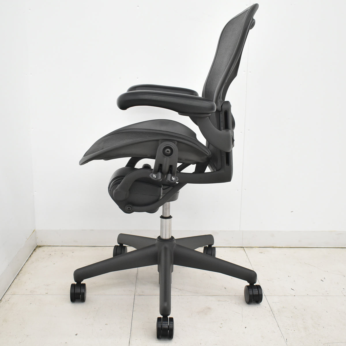 【中古】ハーマンミラー　アーロンチェア　Aサイズ　フル装備　ランバーサポート　ブラック　2025122303【中古オフィス家具】