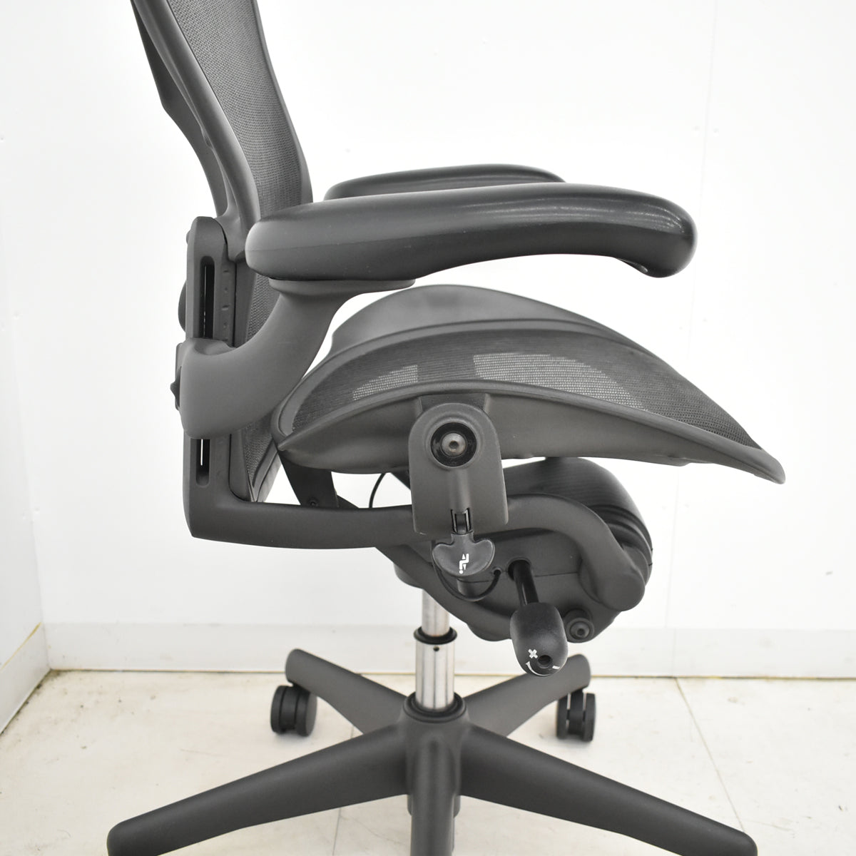 【中古】ハーマンミラー　アーロンチェア　Aサイズ　フル装備　ランバーサポート　ブラック　2025122303【中古オフィス家具】