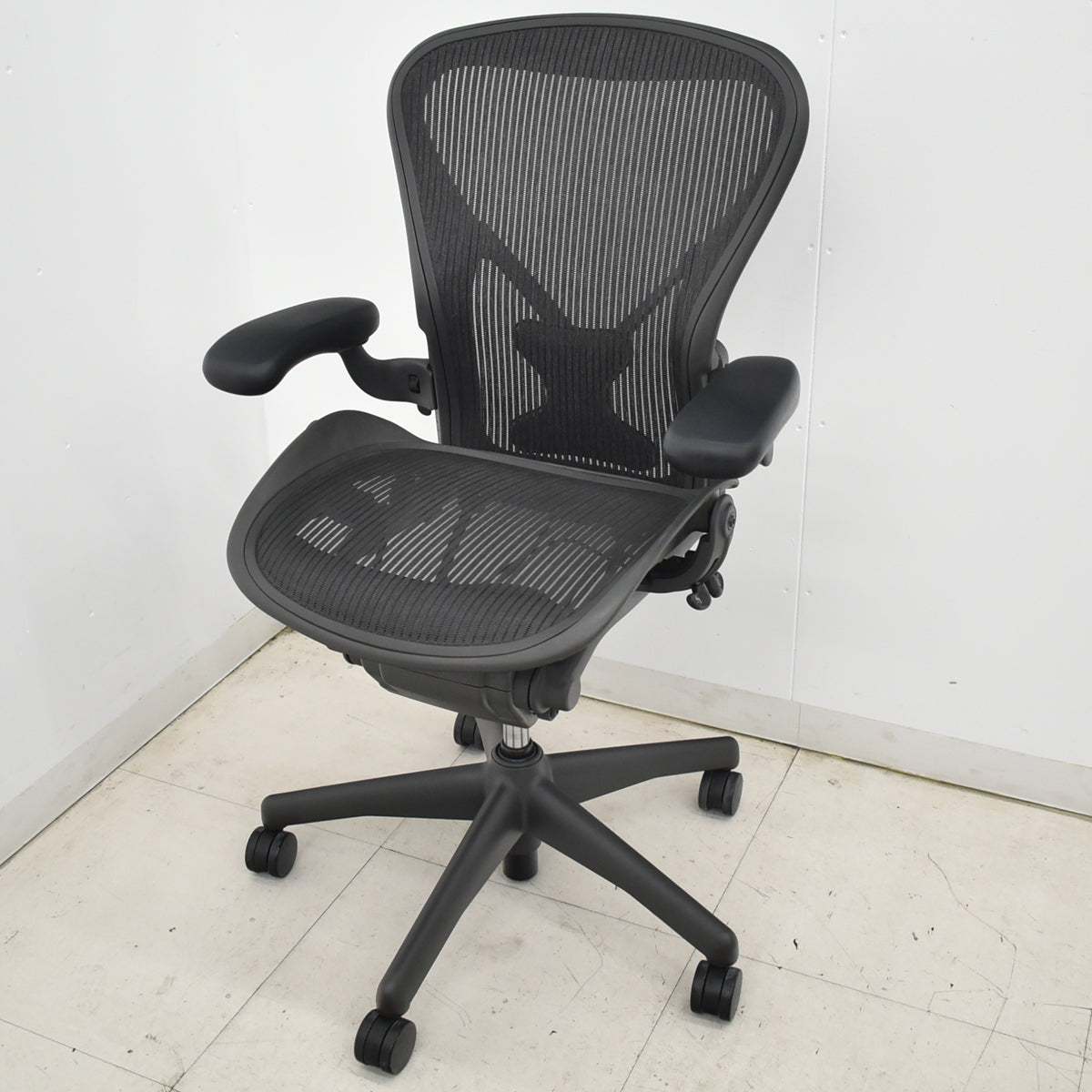 【中古】ハーマンミラー アーロンチェア　Bサイズ　フル装備　ポスチャーフィット　肘レバータイプ（肘パット新型タイプ）昇降ガス新品交換済　ブラック　2025122304【中古オフィス家具】