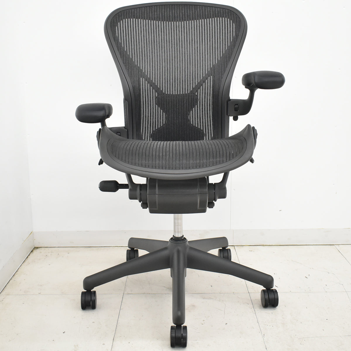 【中古】ハーマンミラー アーロンチェア　Bサイズ　フル装備　ポスチャーフィット　肘レバータイプ（肘パット新型タイプ）昇降ガス新品交換済　ブラック　2025122304【中古オフィス家具】