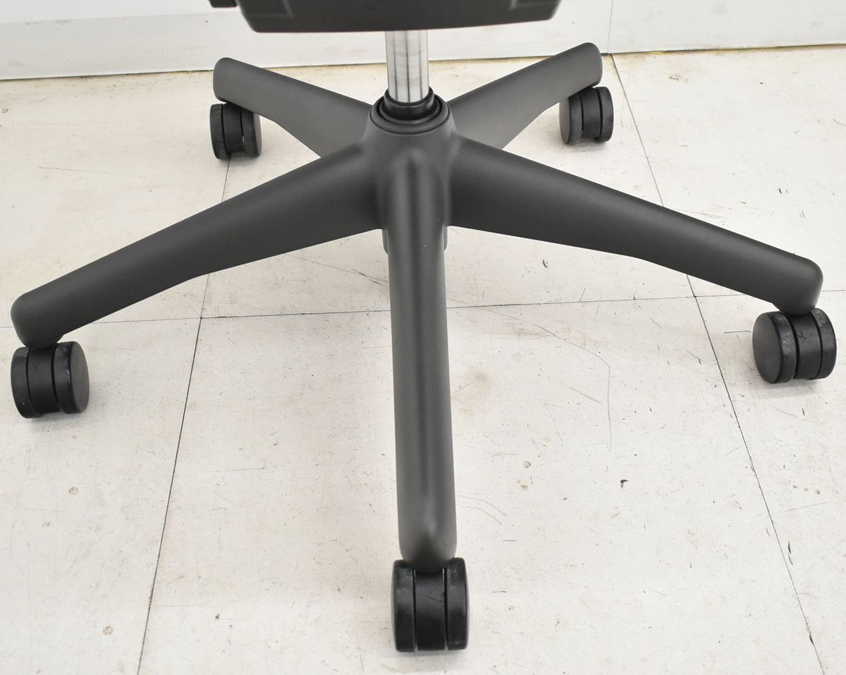 【中古】ハーマンミラー アーロンチェア　Bサイズ　フル装備　ポスチャーフィット　肘レバータイプ（肘パット新型タイプ）昇降ガス新品交換済　ブラック　2025122304【中古オフィス家具】