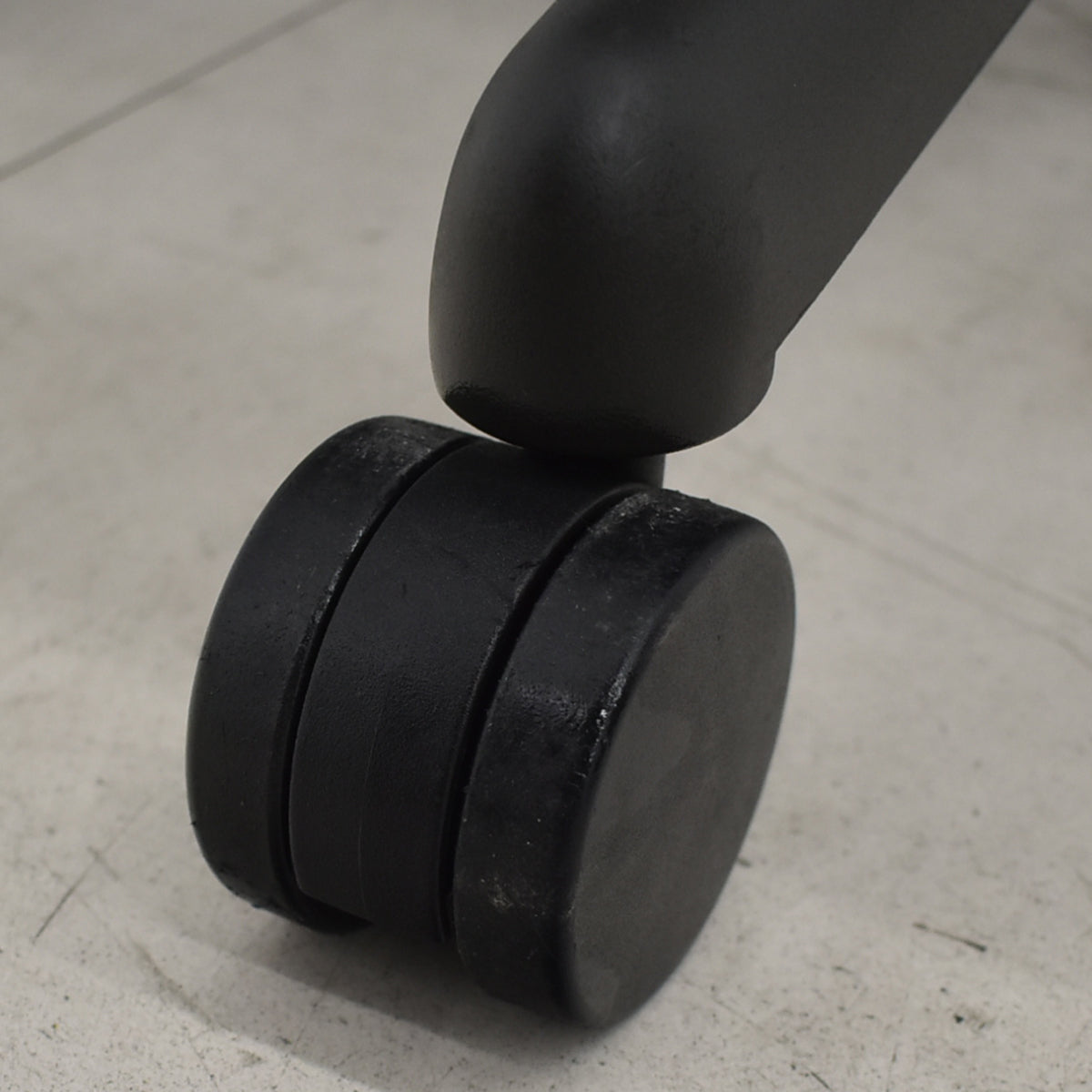 【中古】ハーマンミラー アーロンチェア　Bサイズ　フル装備　ポスチャーフィット　肘レバータイプ（肘パット新型タイプ）昇降ガス新品交換済　ブラック　2025122304【中古オフィス家具】