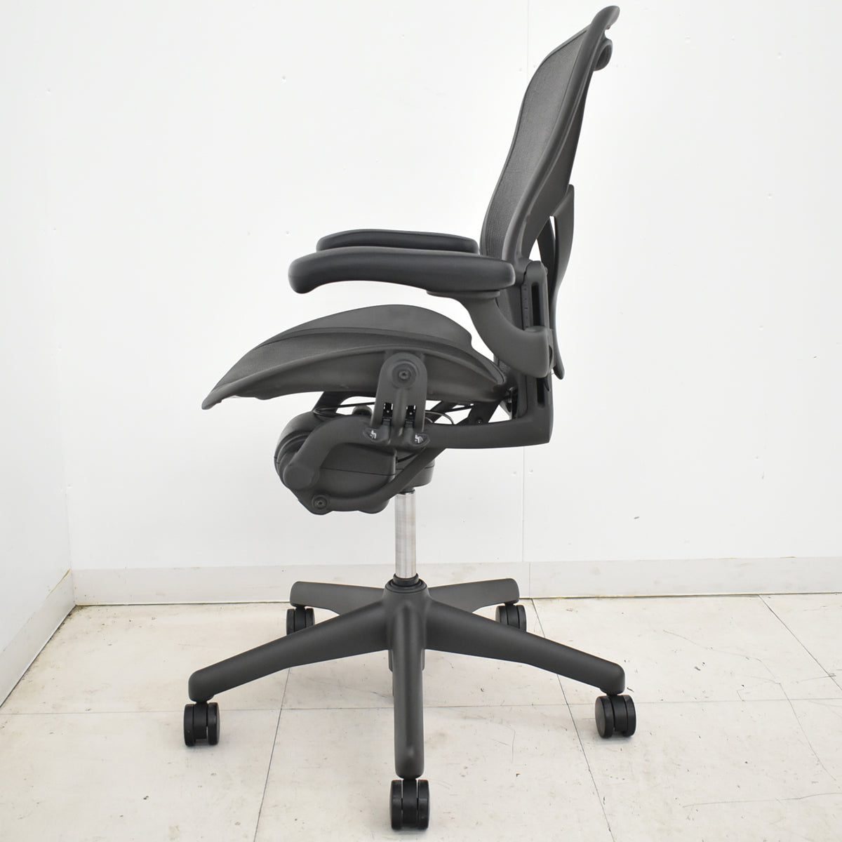 【中古】ハーマンミラー アーロンチェア　Bサイズ　フル装備　ポスチャーフィット　肘レバータイプ（肘パット新型タイプ）昇降ガス新品交換済　ブラック　2025122304【中古オフィス家具】