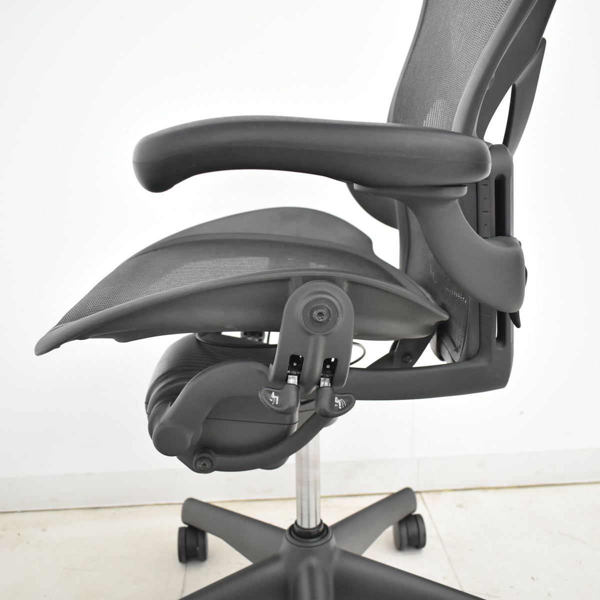 【中古】ハーマンミラー アーロンチェア　Bサイズ　フル装備　ポスチャーフィット　肘レバータイプ（肘パット新型タイプ）昇降ガス新品交換済　ブラック　2025122304【中古オフィス家具】