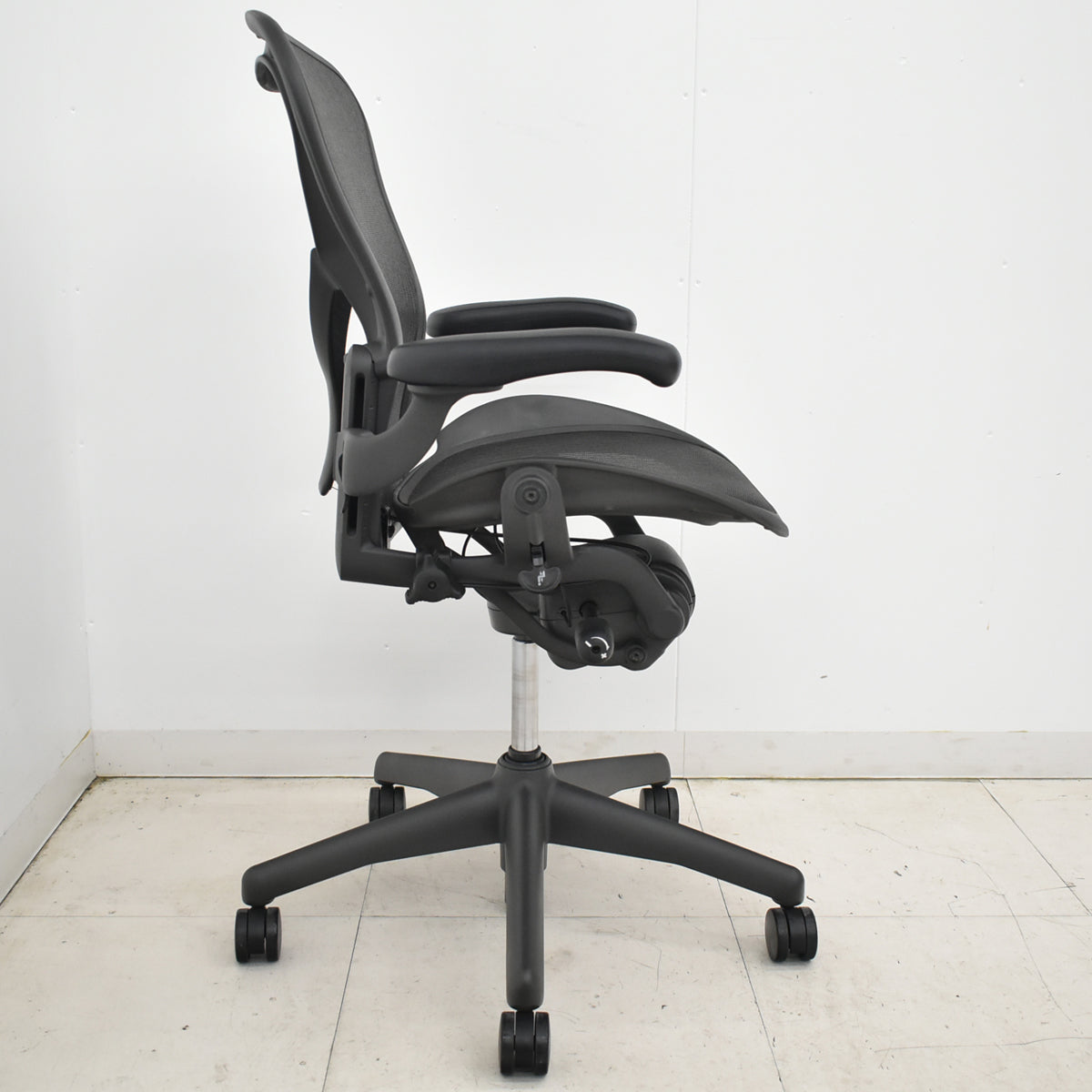 【中古】ハーマンミラー アーロンチェア　Bサイズ　フル装備　ポスチャーフィット　肘レバータイプ（肘パット新型タイプ）昇降ガス新品交換済　ブラック　2025122304【中古オフィス家具】