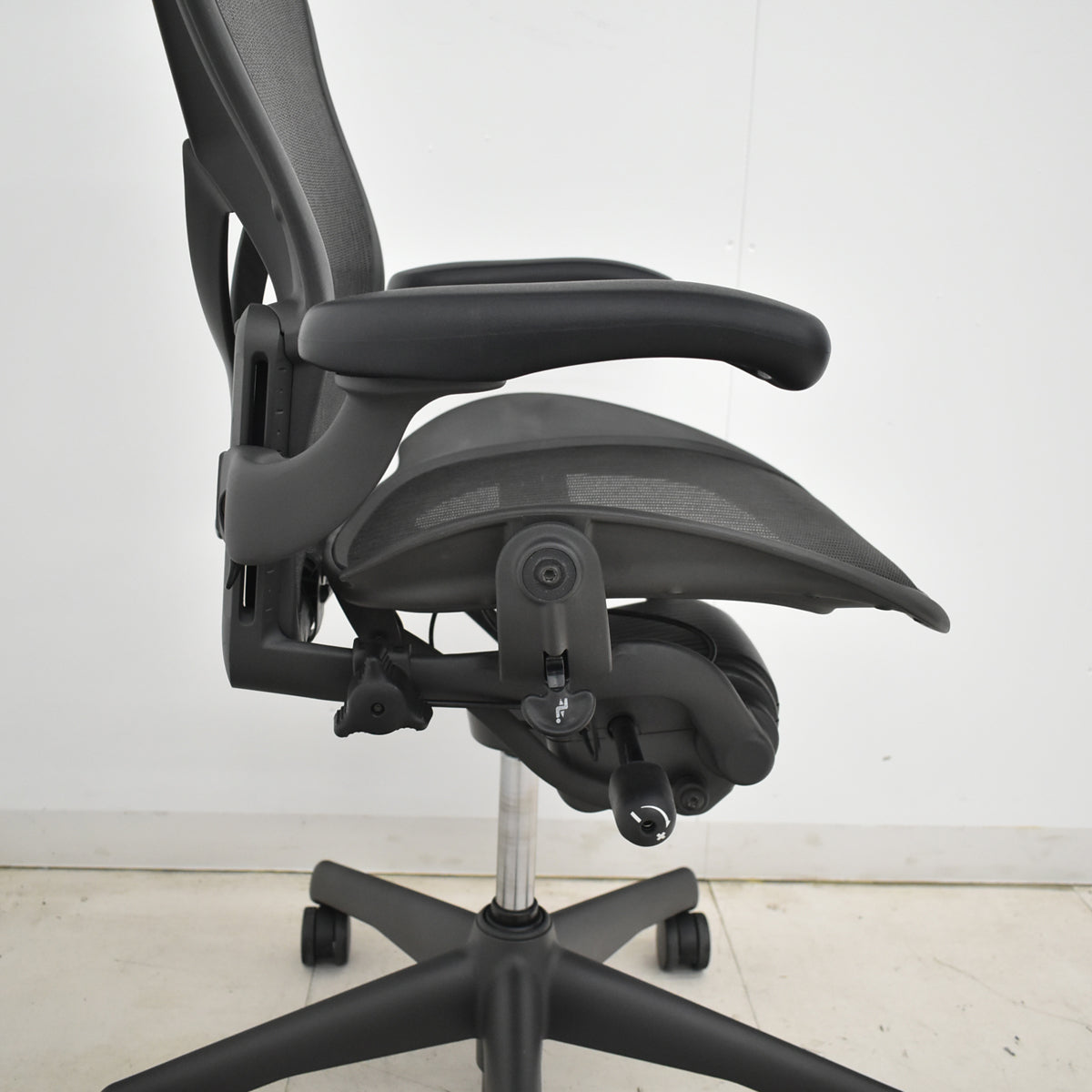 【中古】ハーマンミラー アーロンチェア　Bサイズ　フル装備　ポスチャーフィット　肘レバータイプ（肘パット新型タイプ）昇降ガス新品交換済　ブラック　2025122304【中古オフィス家具】
