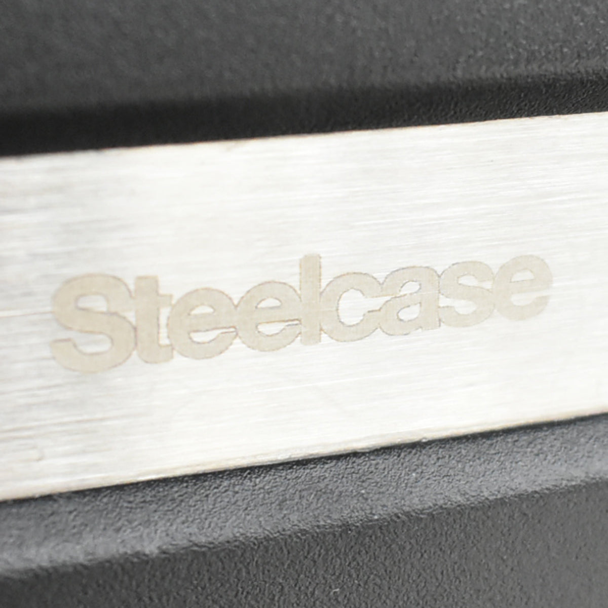 【中古】スチールケース　シンク２　肘なし　シルバー脚　ランバーサポート（固定タイプ）アイボリー×ブラック　2025122305【中古オフィス家具】