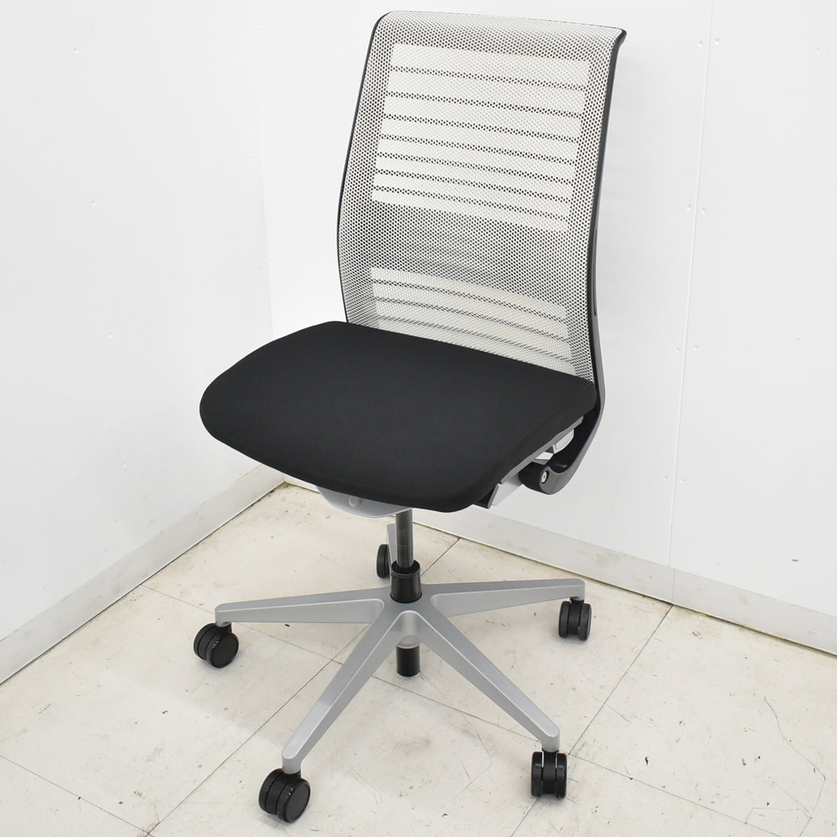 【中古】スチールケース　シンク２　肘なし　シルバー脚　ランバーサポート（固定タイプ）アイボリー×ブラック　2025122305【中古オフィス家具】