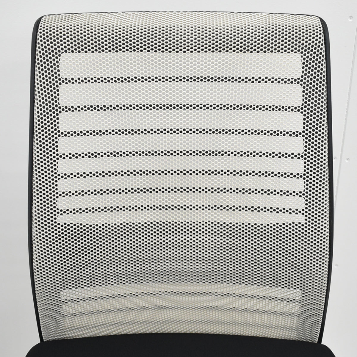 【中古】スチールケース　シンク２　肘なし　シルバー脚　ランバーサポート（固定タイプ）アイボリー×ブラック　2025122305【中古オフィス家具】