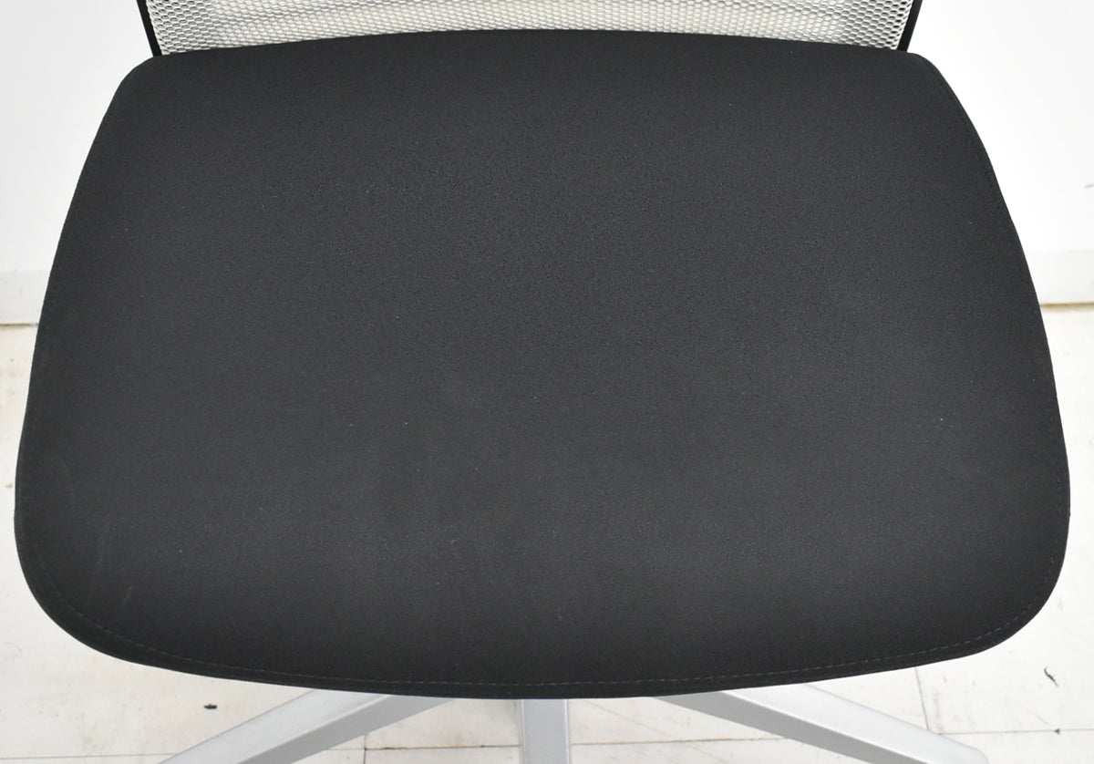 【中古】スチールケース　シンク２　肘なし　シルバー脚　ランバーサポート（固定タイプ）アイボリー×ブラック　2025122305【中古オフィス家具】