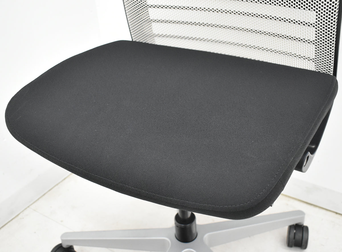 【中古】スチールケース　シンク２　肘なし　シルバー脚　ランバーサポート（固定タイプ）アイボリー×ブラック　2025122305【中古オフィス家具】