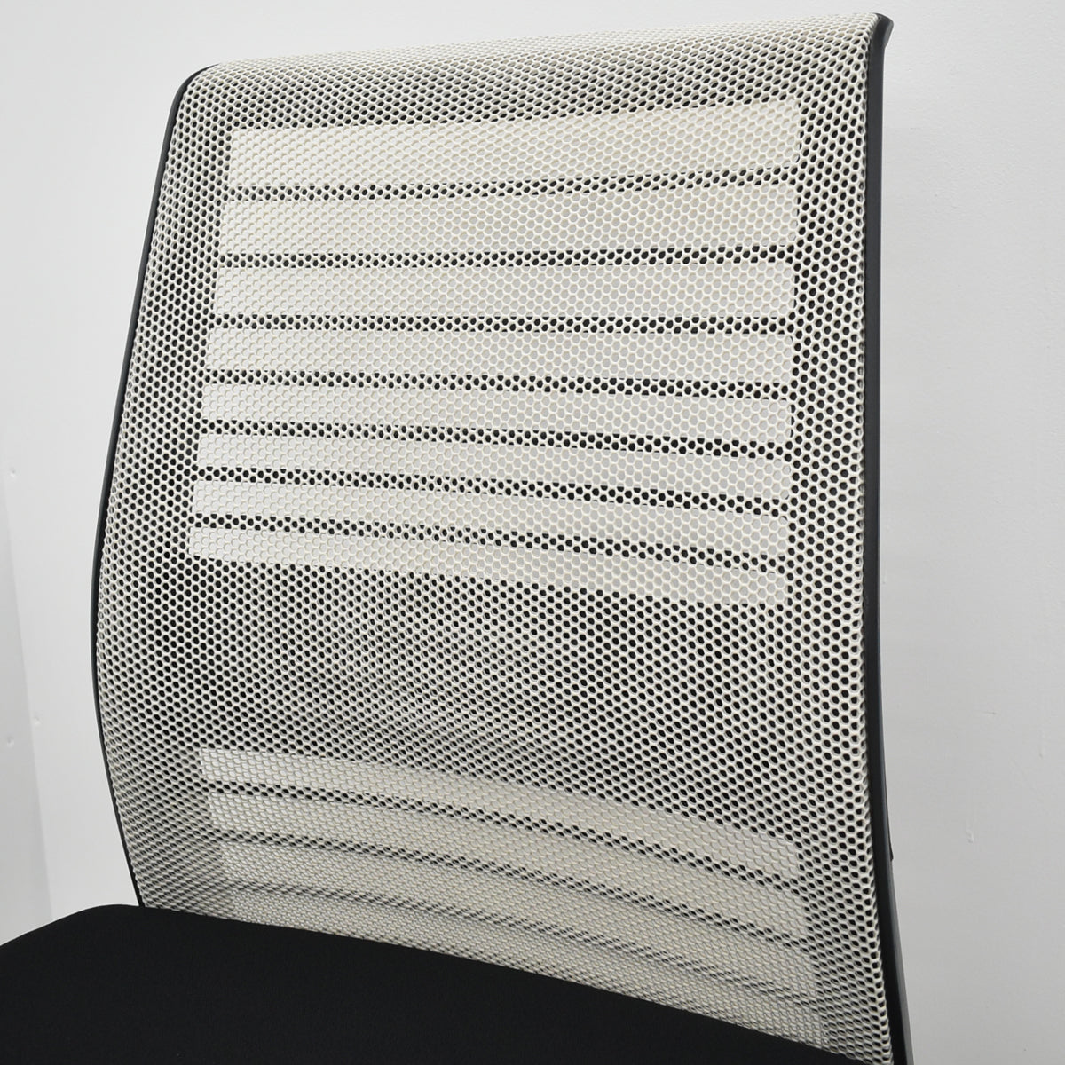 【中古】スチールケース　シンク２　肘なし　シルバー脚　ランバーサポート（固定タイプ）アイボリー×ブラック　2025122305【中古オフィス家具】