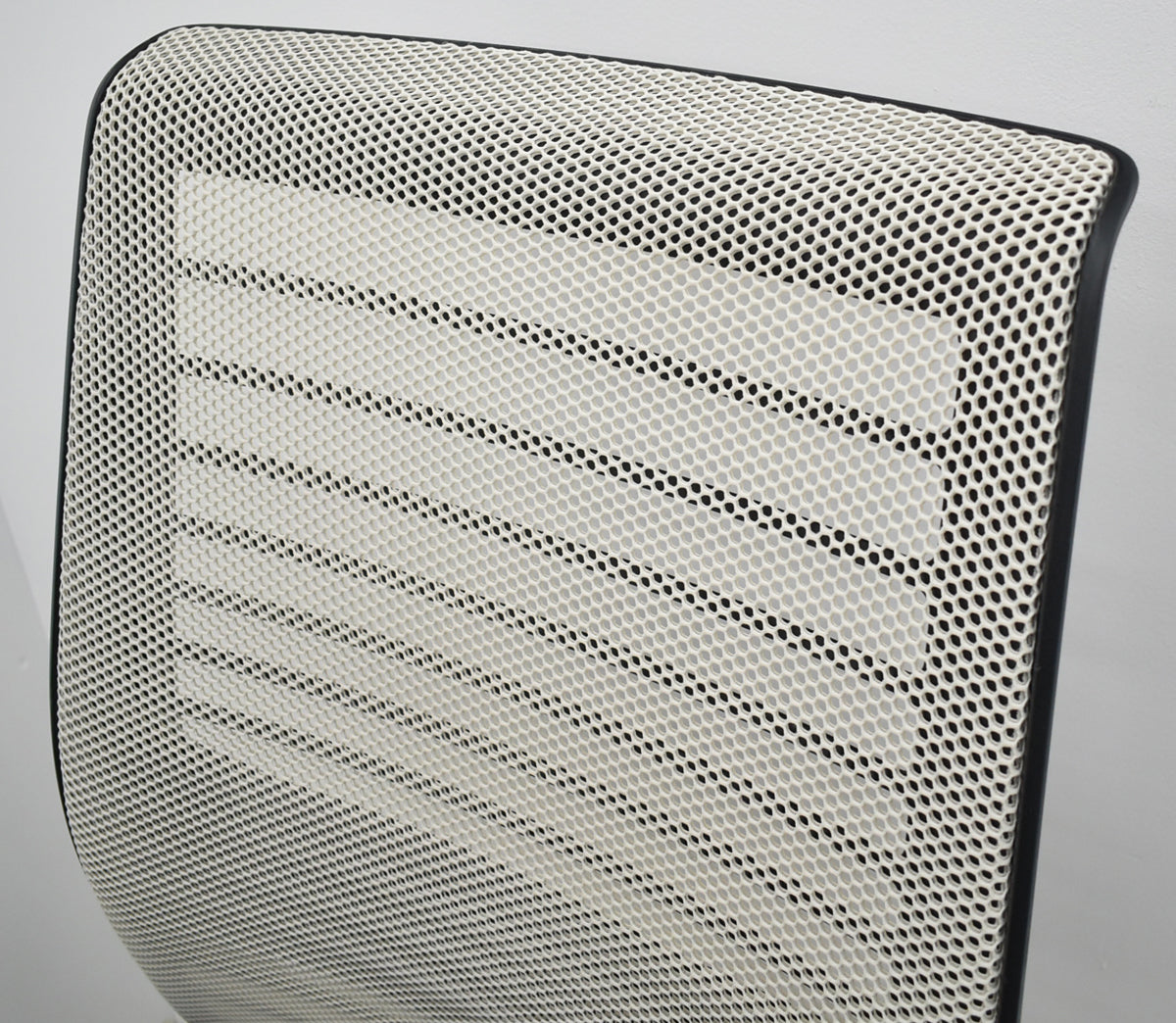 【中古】スチールケース　シンク２　肘なし　シルバー脚　ランバーサポート（固定タイプ）アイボリー×ブラック　2025122305【中古オフィス家具】