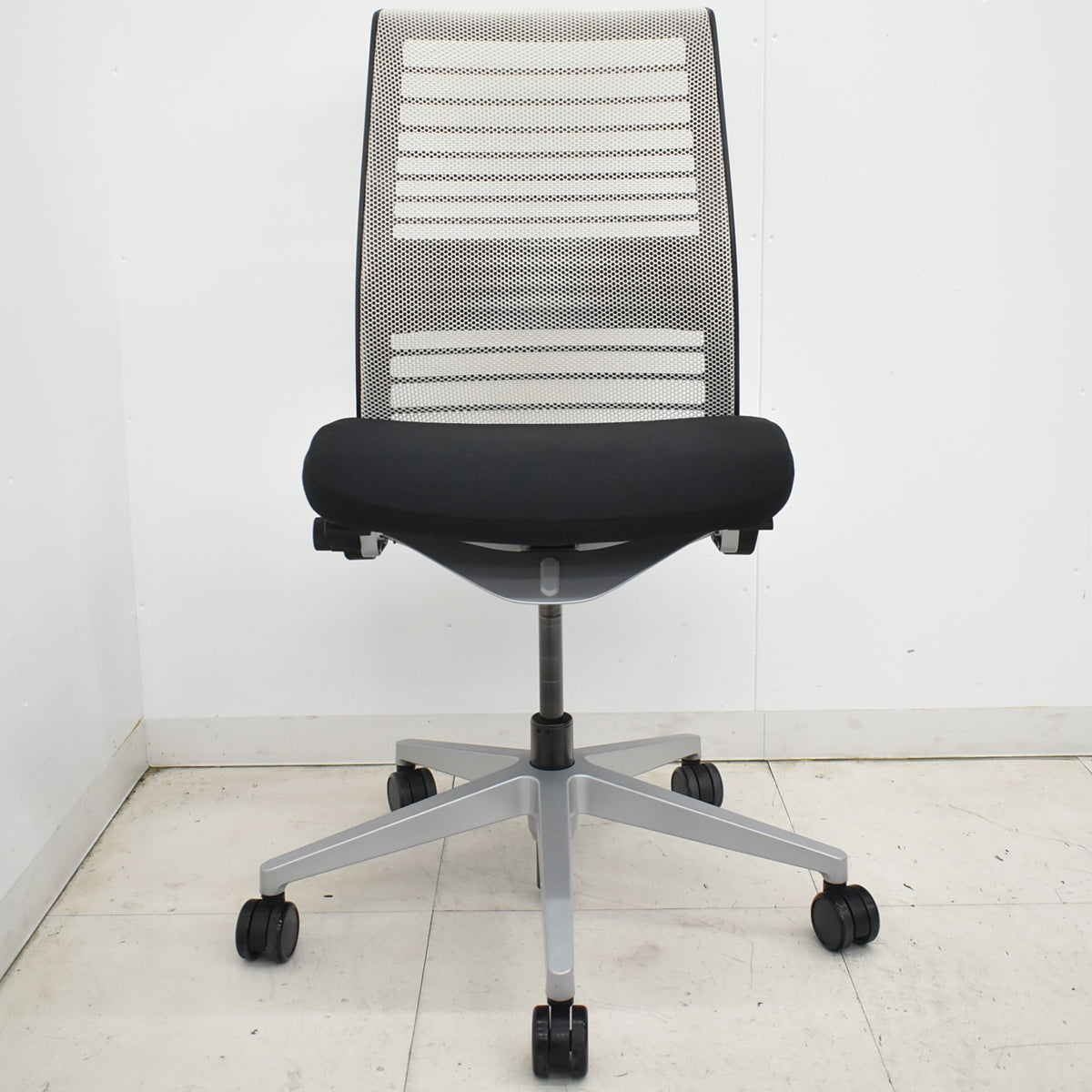 【中古】スチールケース　シンク２　肘なし　シルバー脚　ランバーサポート（固定タイプ）アイボリー×ブラック　2025122305【中古オフィス家具】