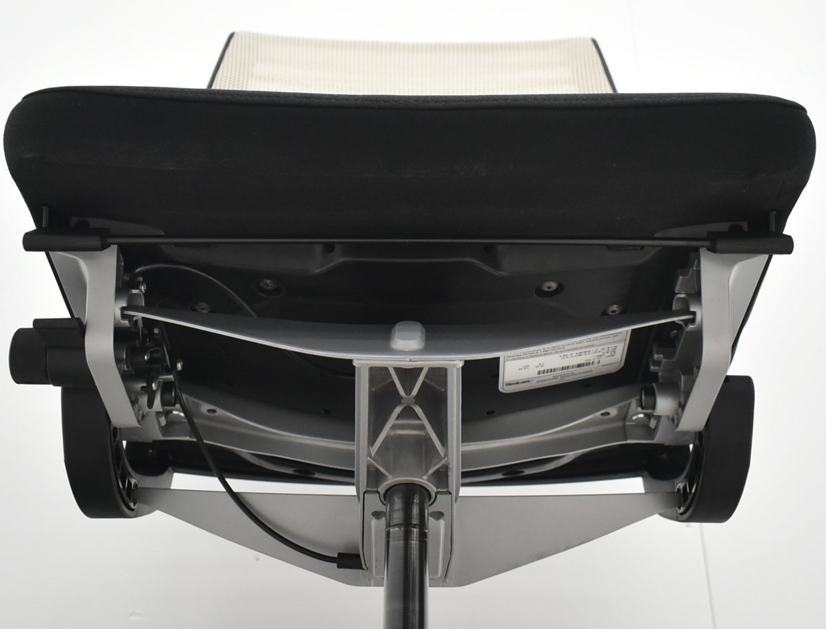 【中古】スチールケース　シンク２　肘なし　シルバー脚　ランバーサポート（固定タイプ）アイボリー×ブラック　2025122305【中古オフィス家具】