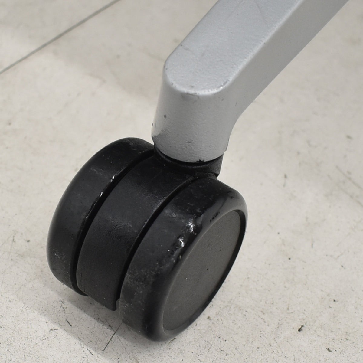 【中古】スチールケース　シンク２　肘なし　シルバー脚　ランバーサポート（固定タイプ）アイボリー×ブラック　2025122305【中古オフィス家具】