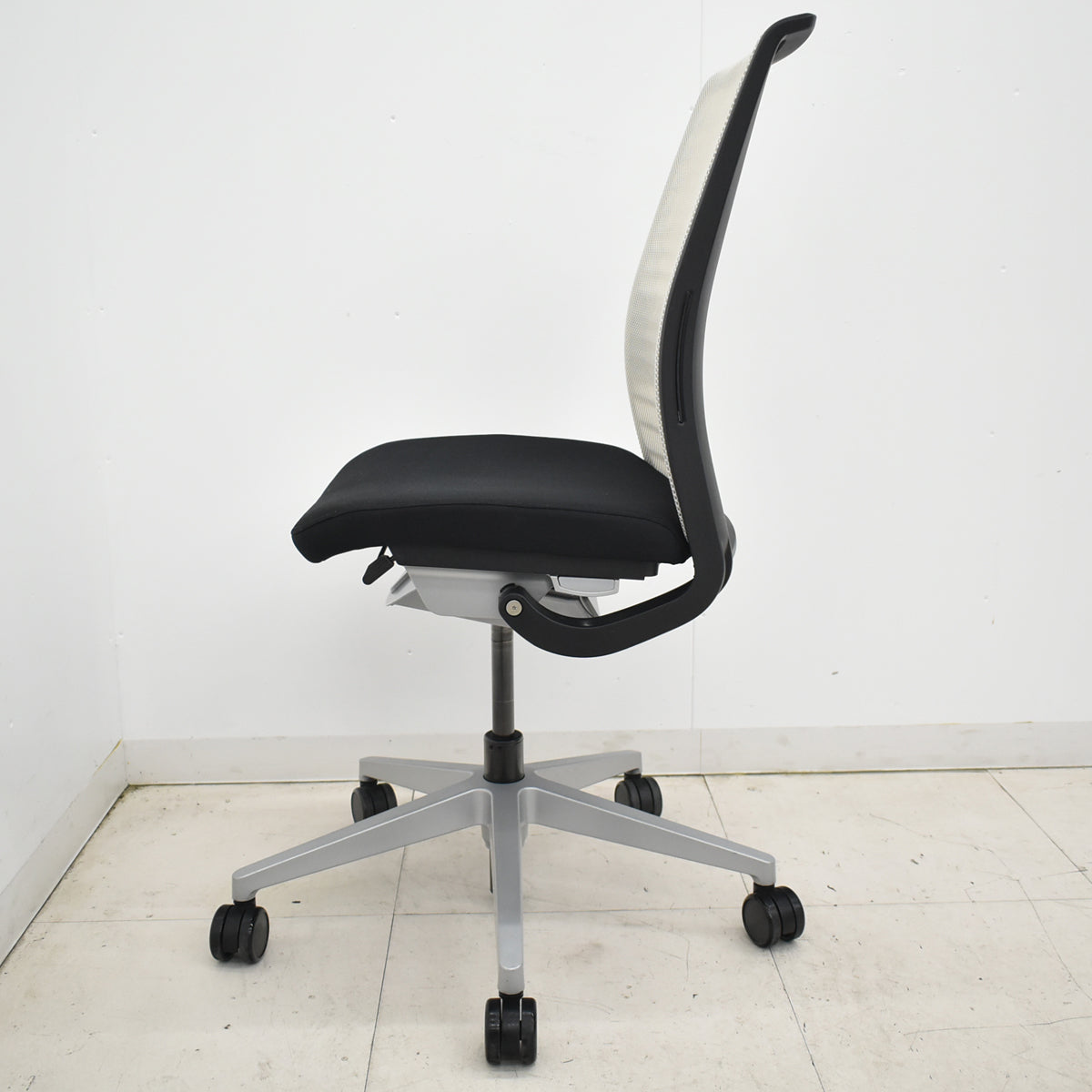 【中古】スチールケース　シンク２　肘なし　シルバー脚　ランバーサポート（固定タイプ）アイボリー×ブラック　2025122305【中古オフィス家具】