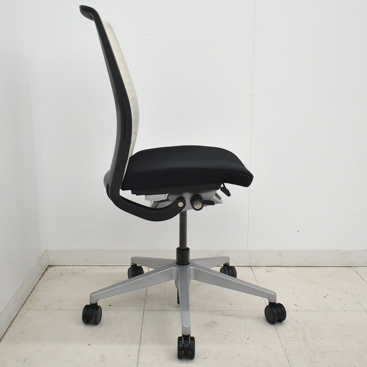 【中古】スチールケース　シンク２　肘なし　シルバー脚　ランバーサポート（固定タイプ）アイボリー×ブラック　2025122305【中古オフィス家具】