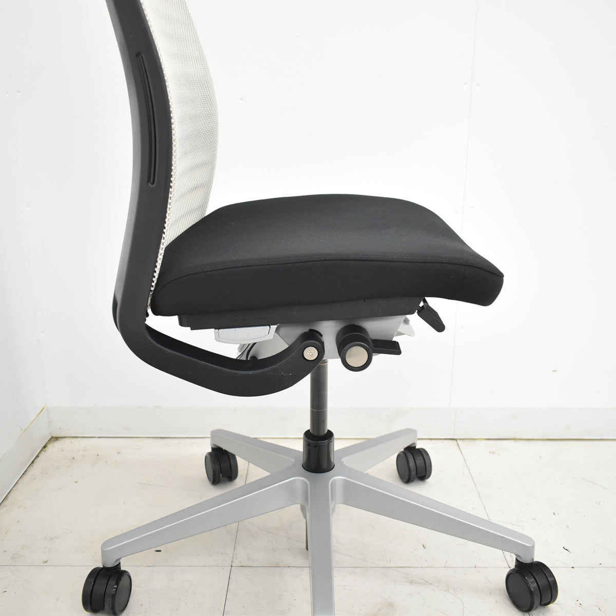 【中古】スチールケース　シンク２　肘なし　シルバー脚　ランバーサポート（固定タイプ）アイボリー×ブラック　2025122305【中古オフィス家具】