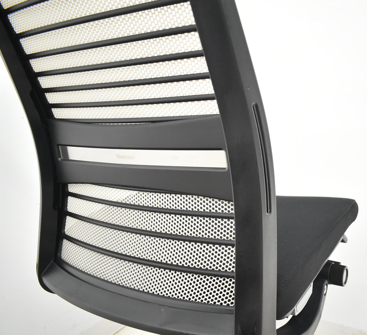 【中古】スチールケース　シンク２　肘なし　シルバー脚　ランバーサポート（固定タイプ）アイボリー×ブラック　2025122305【中古オフィス家具】