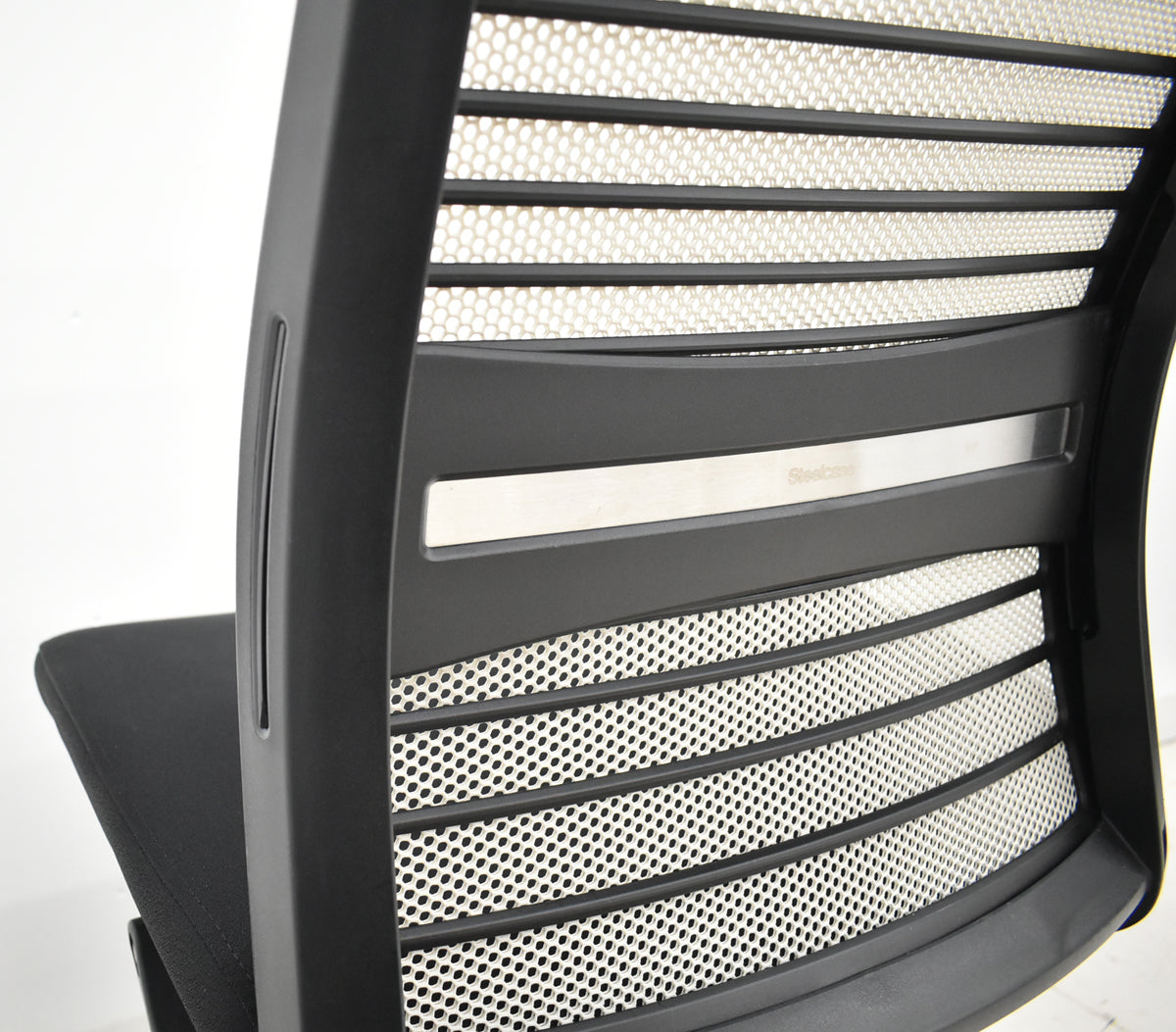 【中古】スチールケース　シンク２　肘なし　シルバー脚　ランバーサポート（固定タイプ）アイボリー×ブラック　2025122305【中古オフィス家具】