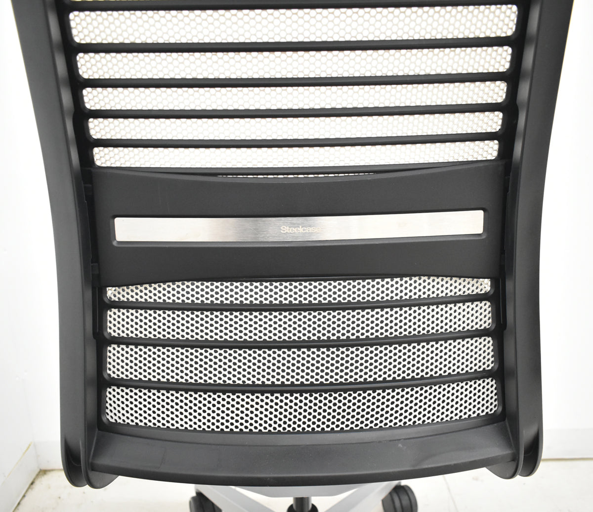 【中古】スチールケース　シンク２　肘なし　シルバー脚　ランバーサポート（固定タイプ）アイボリー×ブラック　2025122305【中古オフィス家具】