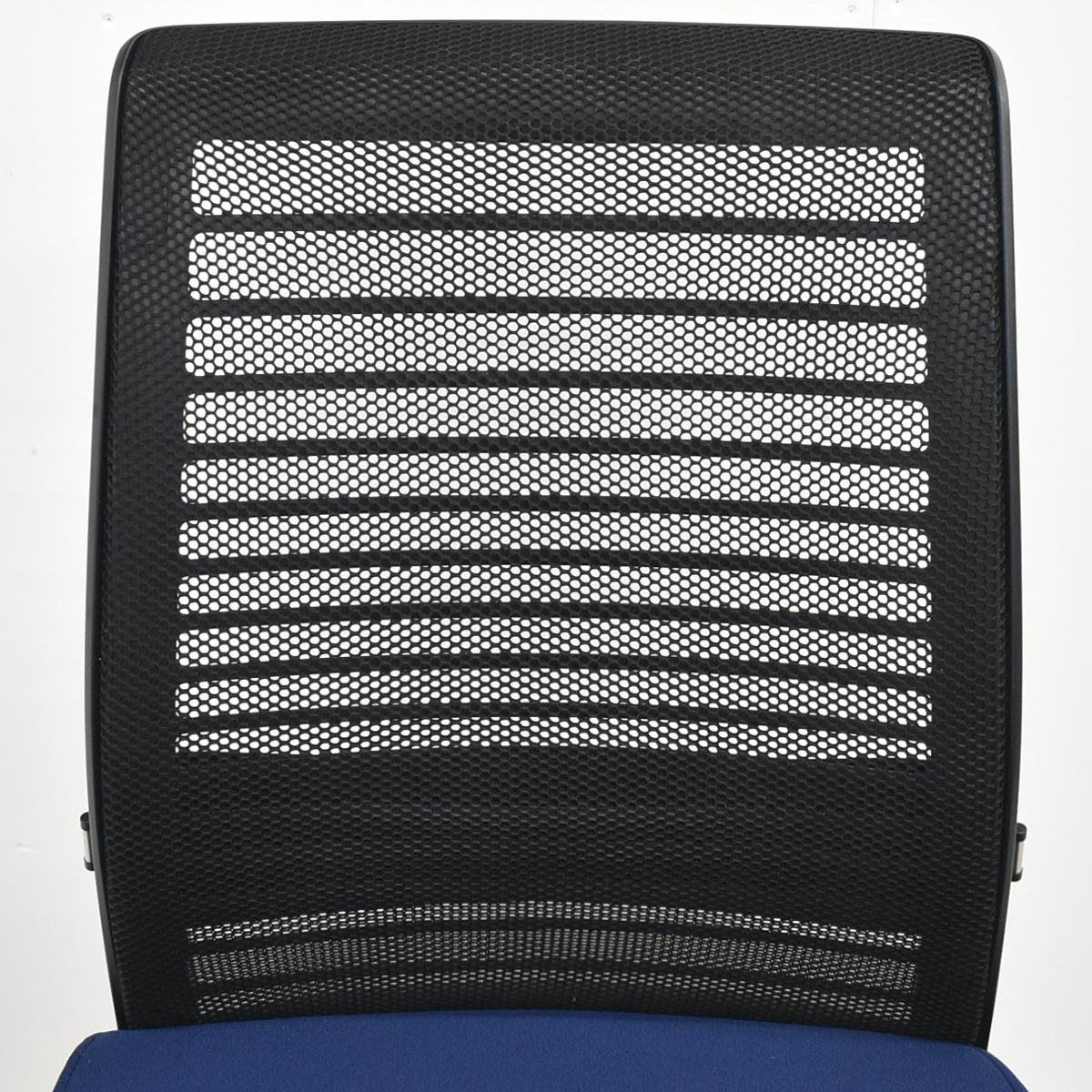 【中古】スチールケース　シンク２　肘なし　ランバーサポート（可動式）ネイビー×ブラック　2025122401【中古オフィス家具】