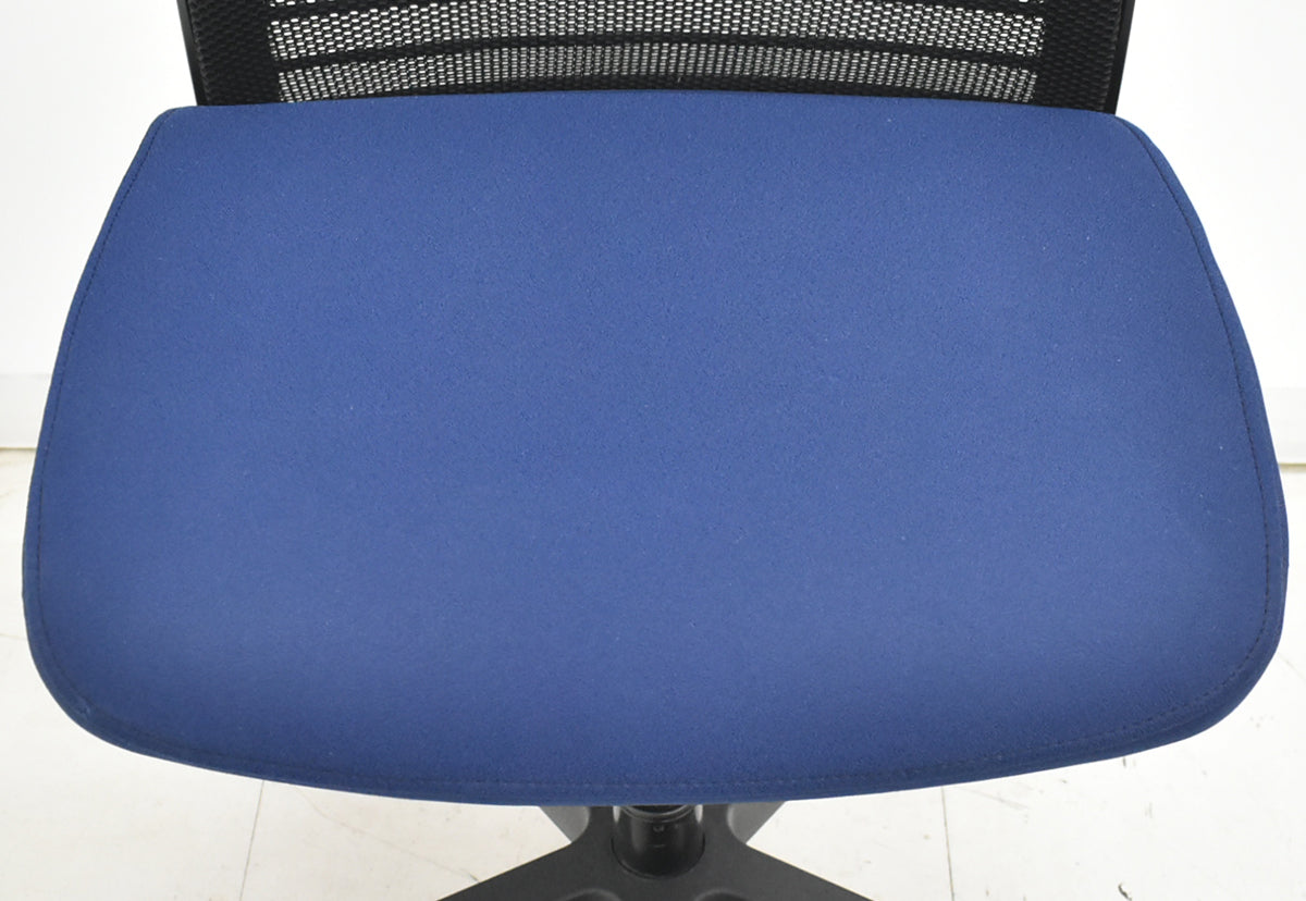 【中古】スチールケース　シンク２　肘なし　ランバーサポート（可動式）ネイビー×ブラック　2025122401【中古オフィス家具】