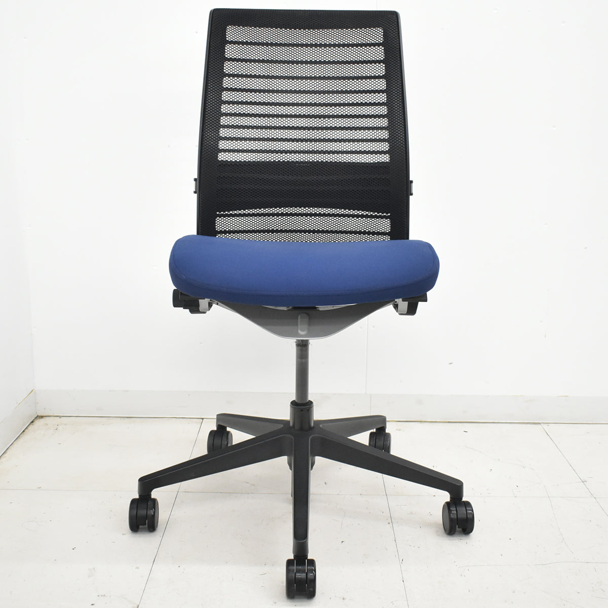 【中古】スチールケース　シンク２　肘なし　ランバーサポート（可動式）ネイビー×ブラック　2025122401【中古オフィス家具】