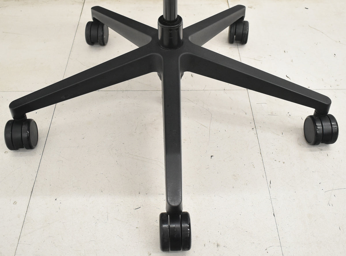 【中古】スチールケース　シンク２　肘なし　ランバーサポート（可動式）ネイビー×ブラック　2025122401【中古オフィス家具】