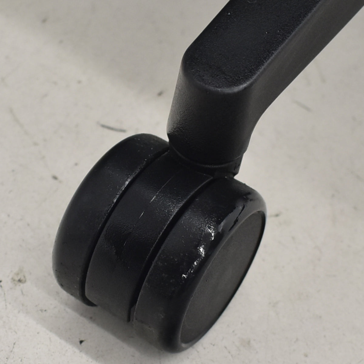 【中古】スチールケース　シンク２　肘なし　ランバーサポート（可動式）ネイビー×ブラック　2025122401【中古オフィス家具】