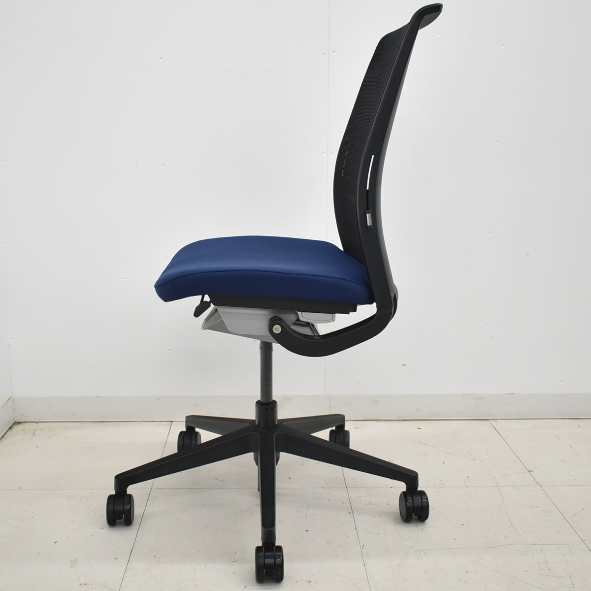 【中古】スチールケース　シンク２　肘なし　ランバーサポート（可動式）ネイビー×ブラック　2025122401【中古オフィス家具】