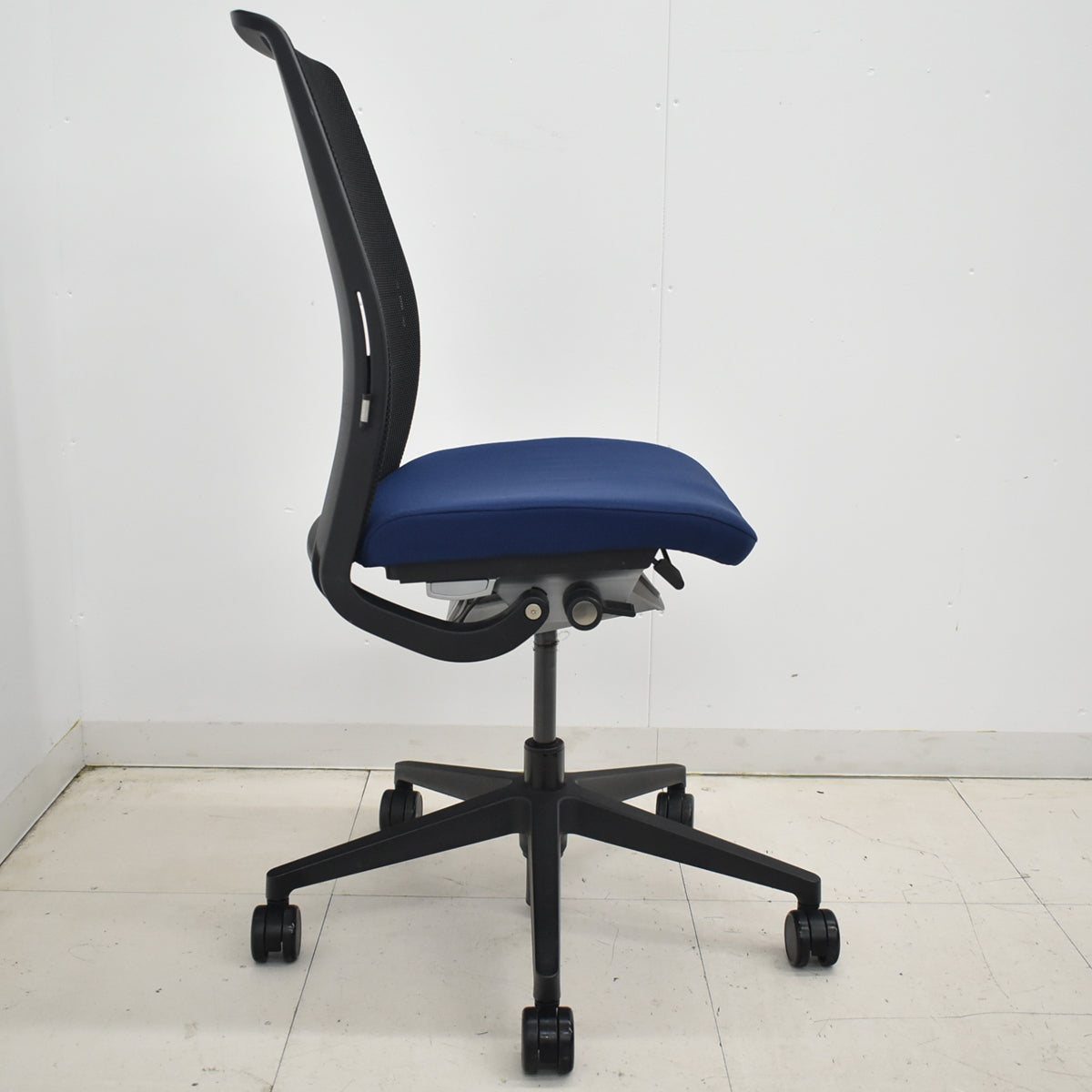 【中古】スチールケース　シンク２　肘なし　ランバーサポート（可動式）ネイビー×ブラック　2025122401【中古オフィス家具】