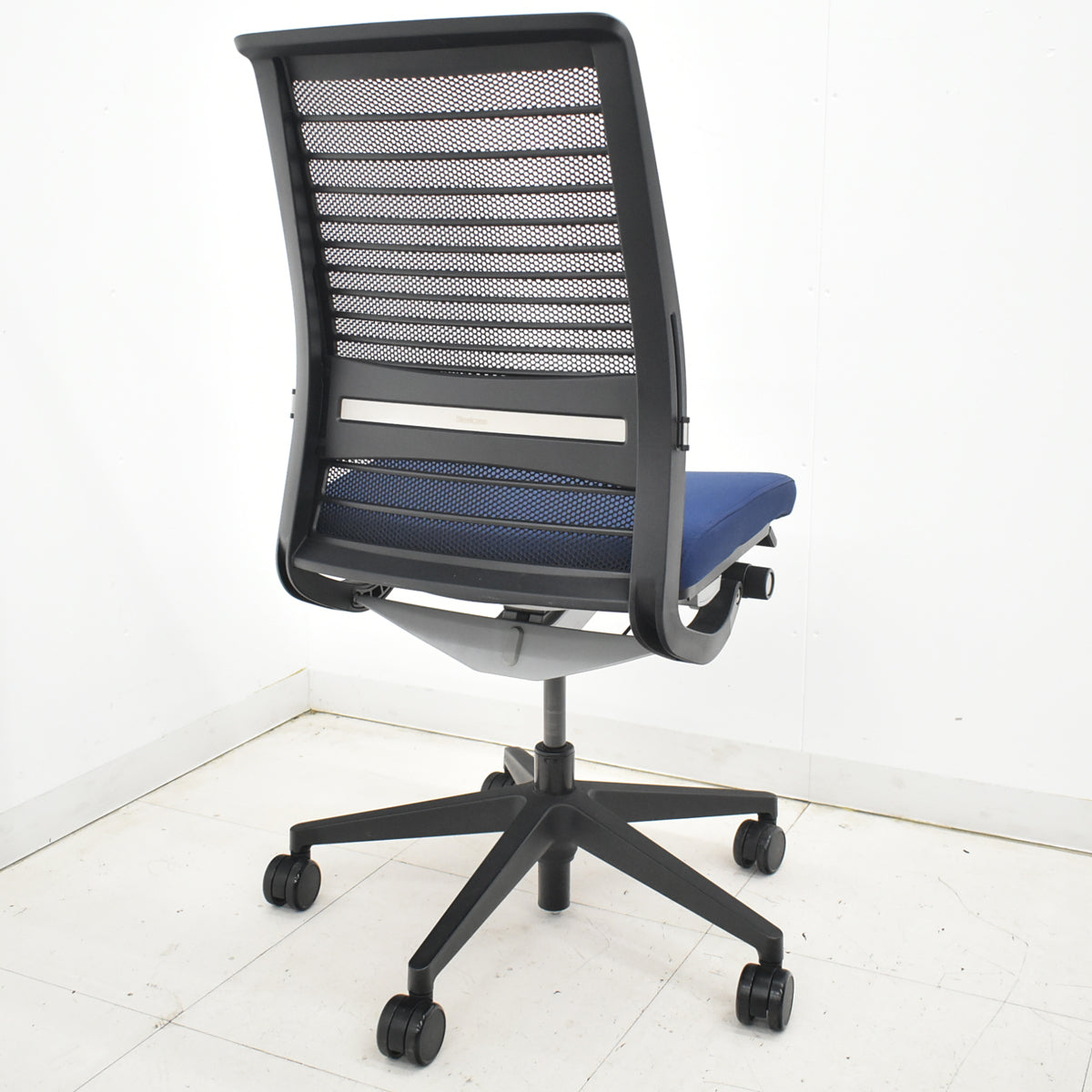 【中古】スチールケース　シンク２　肘なし　ランバーサポート（可動式）ネイビー×ブラック　2025122401【中古オフィス家具】