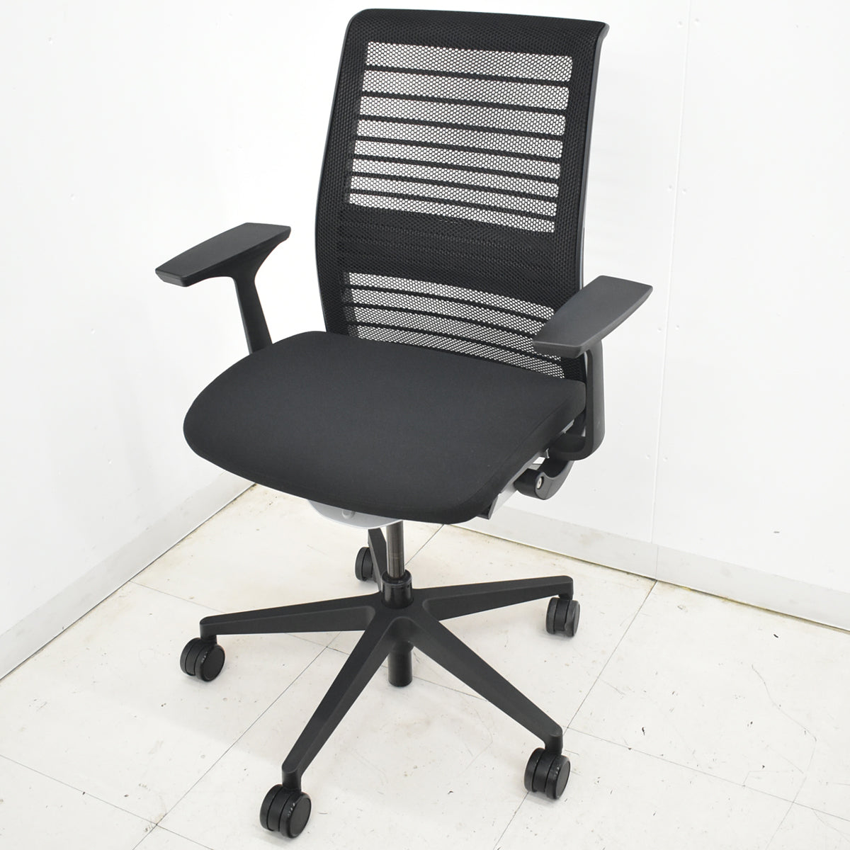 【中古】スチールケース　シンク２　固定肘　ランバーサポート（固定式）ブラック　2025122402【中古オフィス家具】