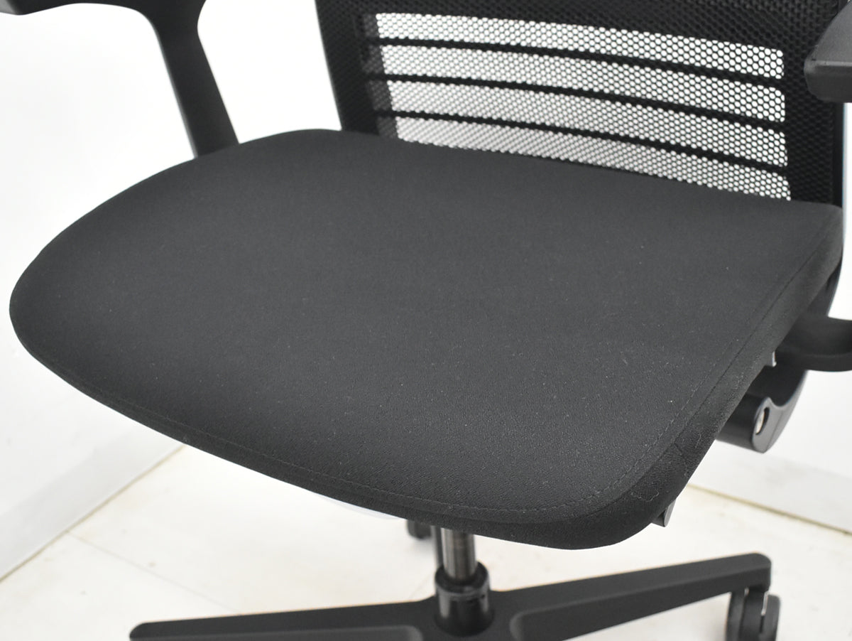 【中古】スチールケース　シンク２　固定肘　ランバーサポート（固定式）ブラック　2025122402【中古オフィス家具】