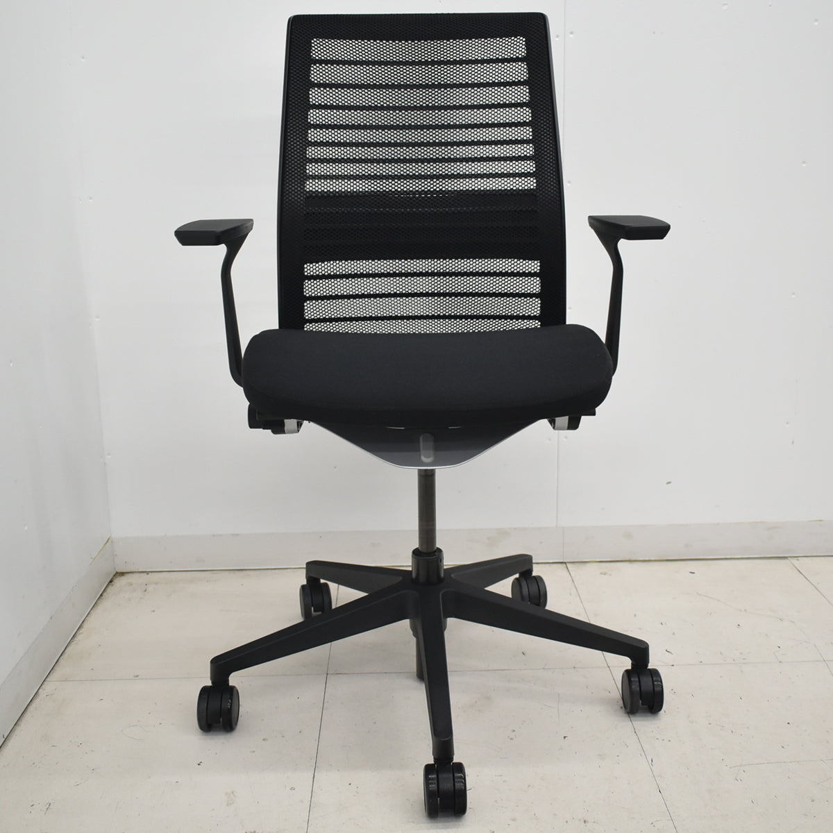 【中古】スチールケース　シンク２　固定肘　ランバーサポート（固定式）ブラック　2025122402【中古オフィス家具】