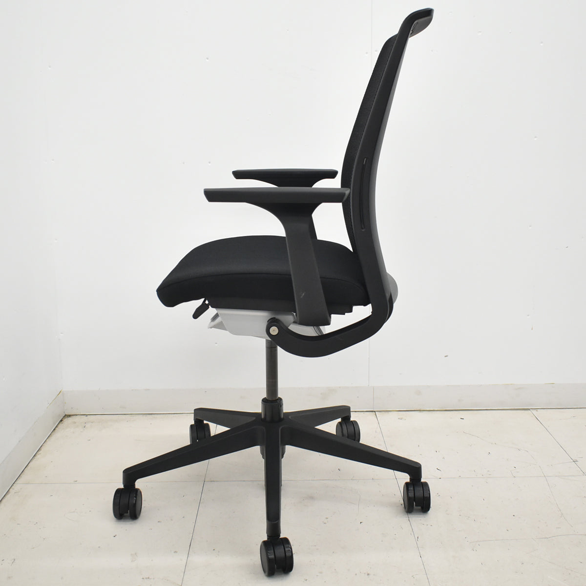 【中古】スチールケース　シンク２　固定肘　ランバーサポート（固定式）ブラック　2025122402【中古オフィス家具】