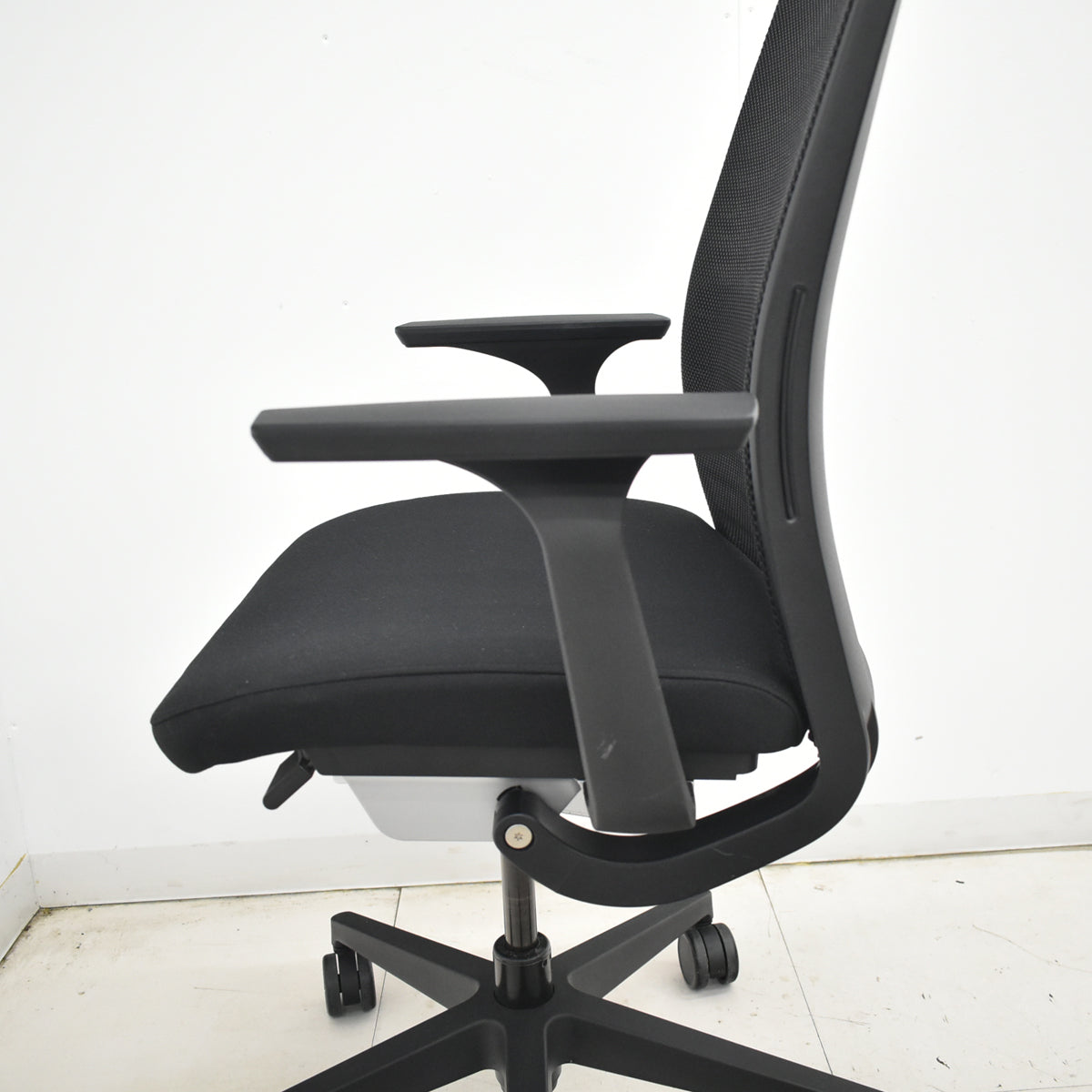 【中古】スチールケース　シンク２　固定肘　ランバーサポート（固定式）ブラック　2025122402【中古オフィス家具】