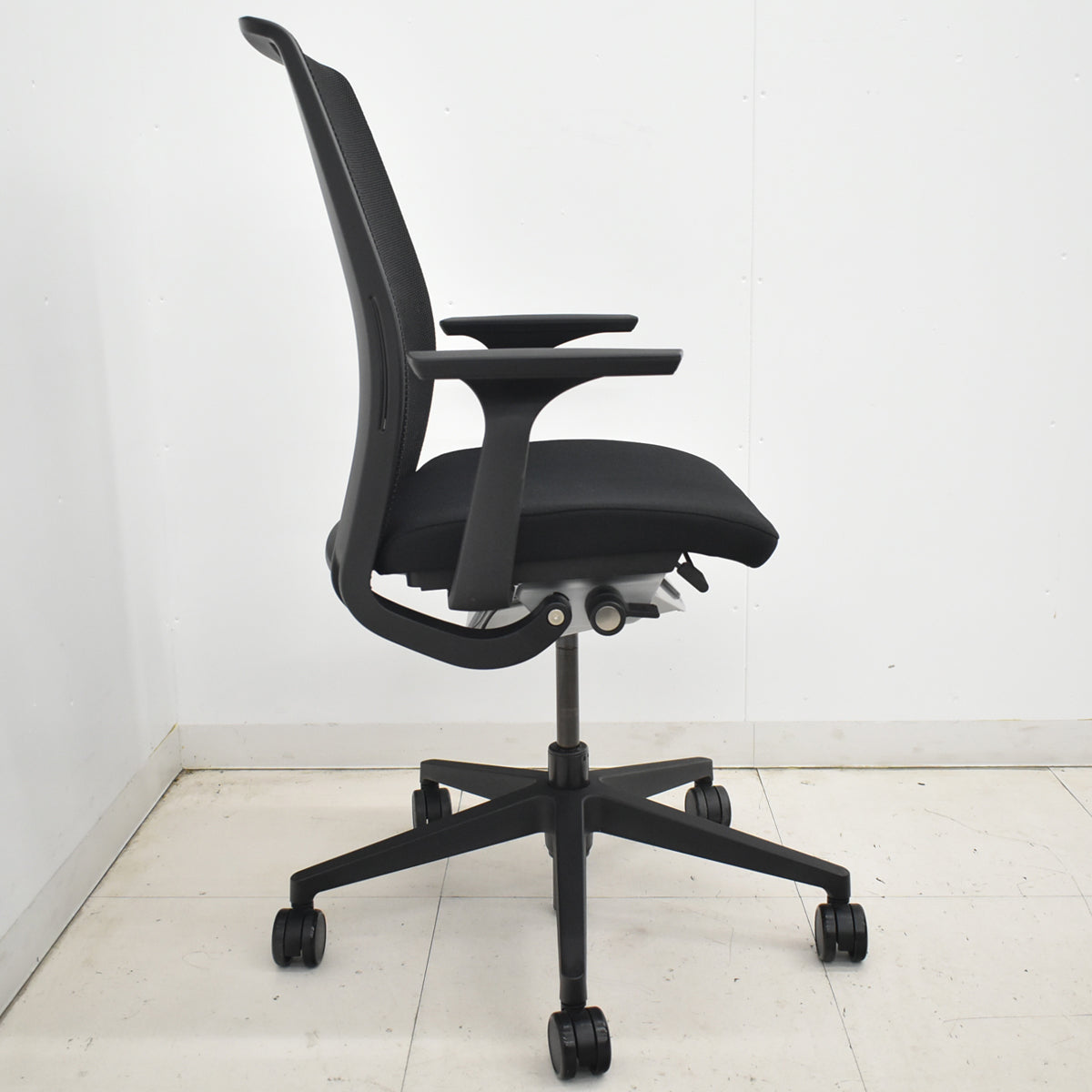 【中古】スチールケース　シンク２　固定肘　ランバーサポート（固定式）ブラック　2025122402【中古オフィス家具】