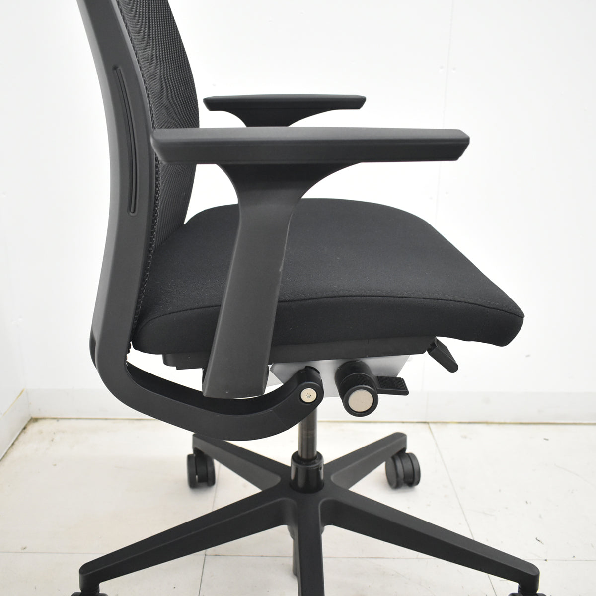 【中古】スチールケース　シンク２　固定肘　ランバーサポート（固定式）ブラック　2025122402【中古オフィス家具】