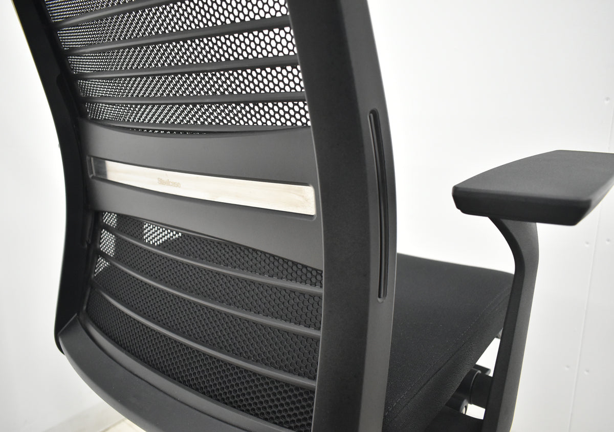 【中古】スチールケース　シンク２　固定肘　ランバーサポート（固定式）ブラック　2025122402【中古オフィス家具】