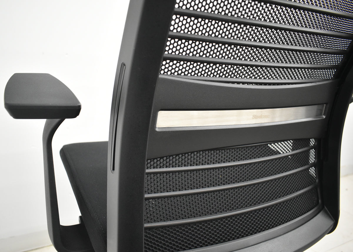 【中古】スチールケース　シンク２　固定肘　ランバーサポート（固定式）ブラック　2025122402【中古オフィス家具】